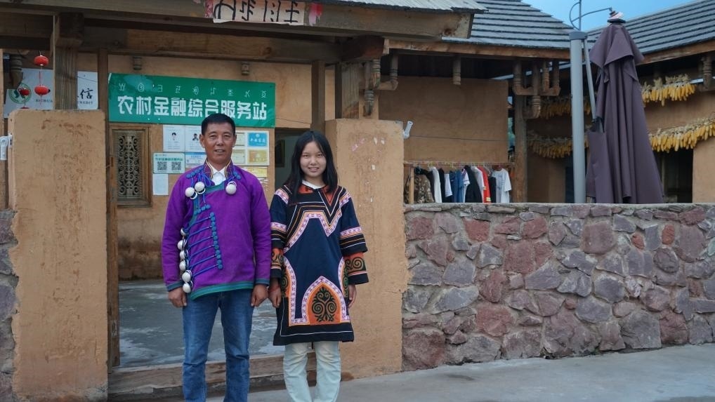 吉好有果和父親吉好也求在三河村新家合影。新華社記者 尹恒 攝