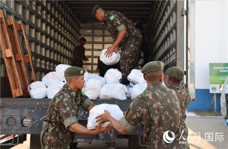 里約加利昂空軍基地，軍人在將捐贈(zèng)物資裝車。人民網(wǎng)記者 時(shí)元皓攝
