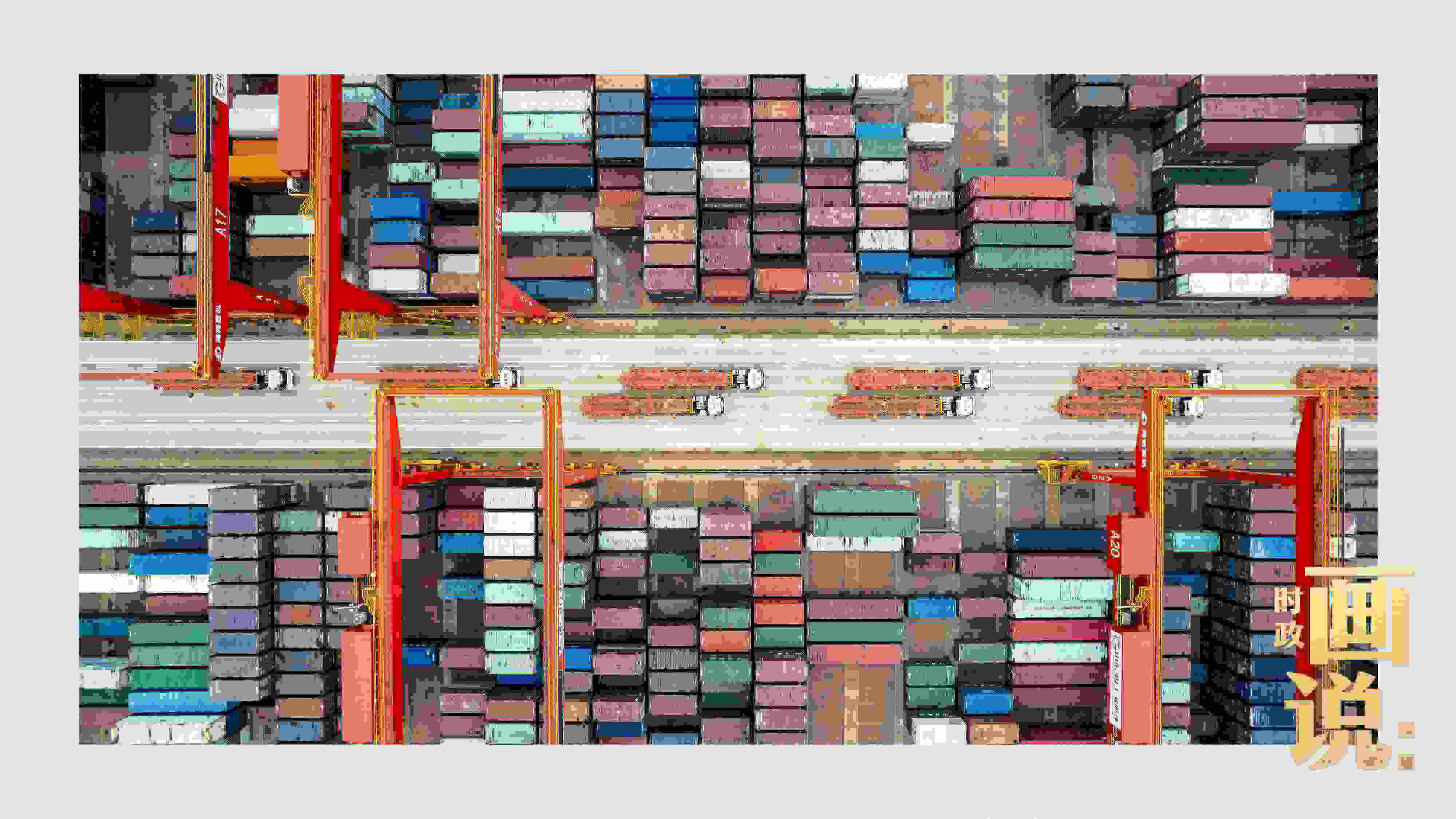 △相比于傳統(tǒng)碼頭，智慧、綠色的全自動化集裝箱碼頭單機(jī)效率可提升50%，綜合成本降低70％，人力成本下降80%，每年可削減碳排放9720噸。