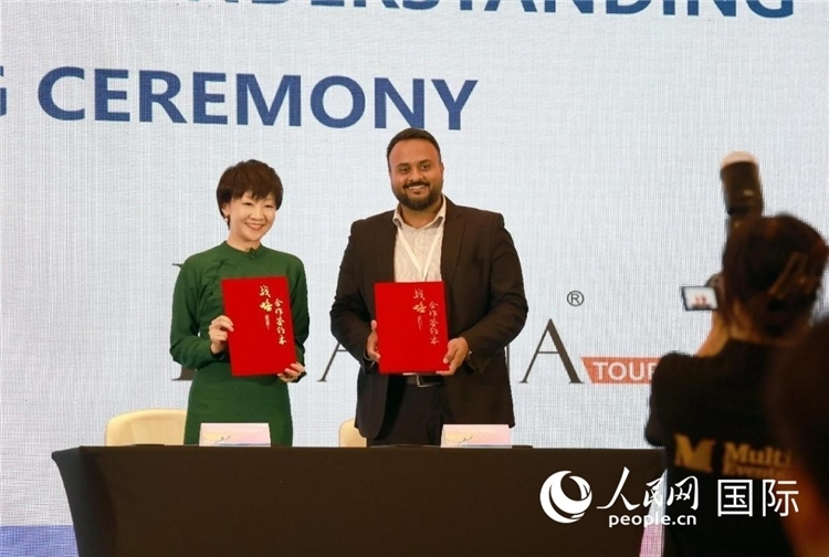 三亞與迪拜當地旅行社簽署合作協議。人民網記者管克江攝