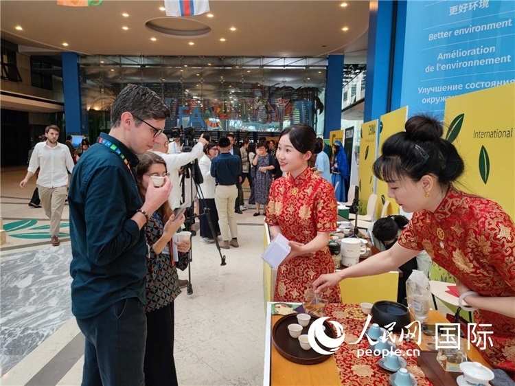 與會(huì)嘉賓在中國(guó)展臺(tái)品茶。 人民網(wǎng)記者 謝亞宏攝