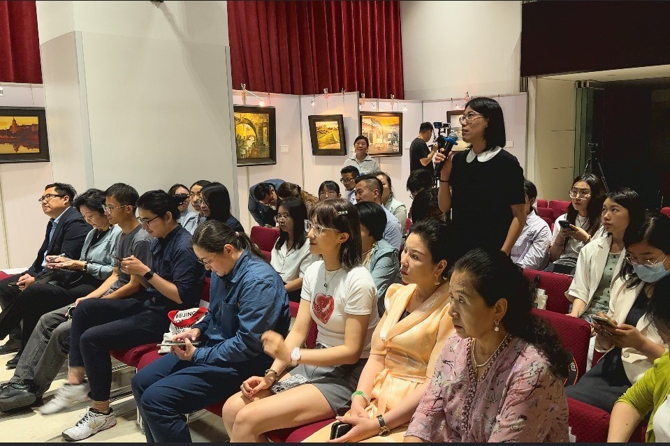 參會記者現(xiàn)場提問。