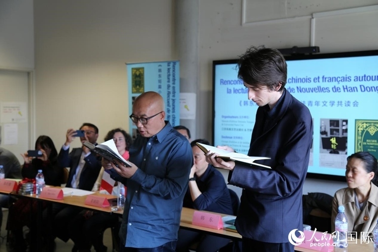 法國學(xué)子與作家韓東共讀小說選段。人民網(wǎng)記者 于超凡攝