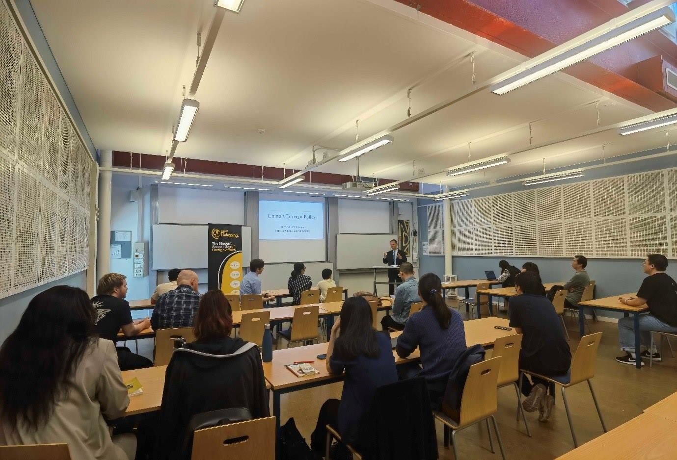 中國駐瑞典大使崔愛民與同學們互動并回答問題。中國駐瑞典大使館供圖