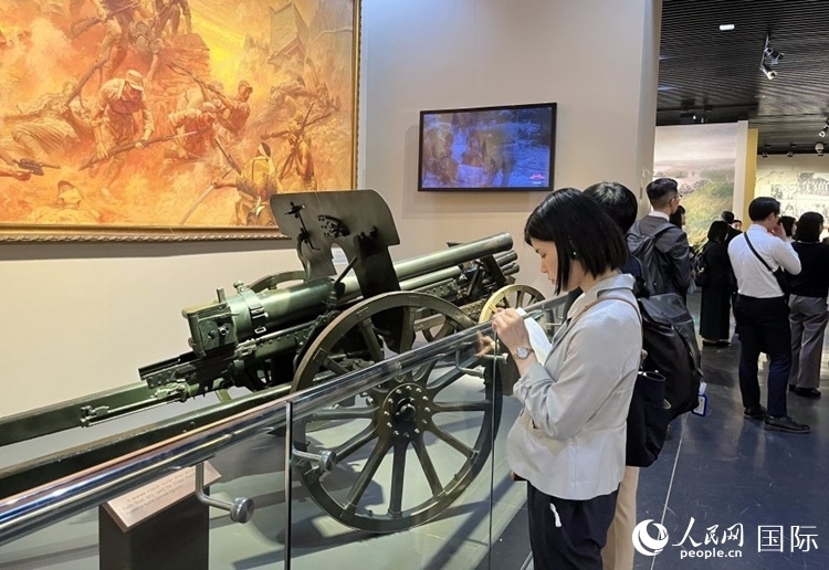 創(chuàng)價學(xué)會青年代表團(tuán)成員在中國人民抗日戰(zhàn)爭紀(jì)念館參觀。人民網(wǎng)記者 陳思攝