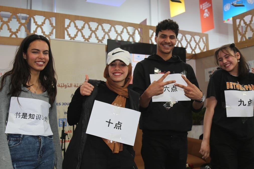 2024年4月24日，突尼斯高中生在首都突尼斯市舉辦的突尼斯國際書展上表演漢語節(jié)目。新華社發(fā)（阿代爾攝）