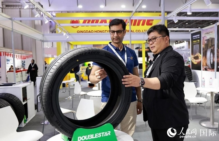 工作人員向客戶展示雙星電動(dòng)汽車輪胎。和傳統(tǒng)汽車輪胎相比，電動(dòng)汽車輪胎具有更高承載能力、更加靜音舒適、更好極速抓地、更低滾動(dòng)阻力等特點(diǎn)。人民網(wǎng)記者 管克江攝