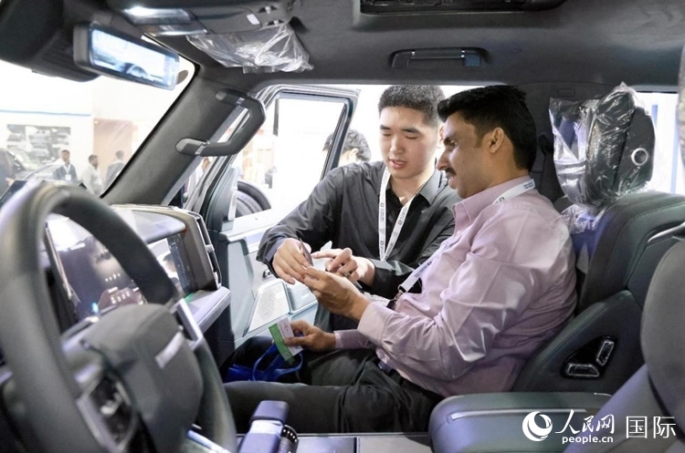 客戶在了解中國產(chǎn)汽車。人民網(wǎng)記者 管克江攝