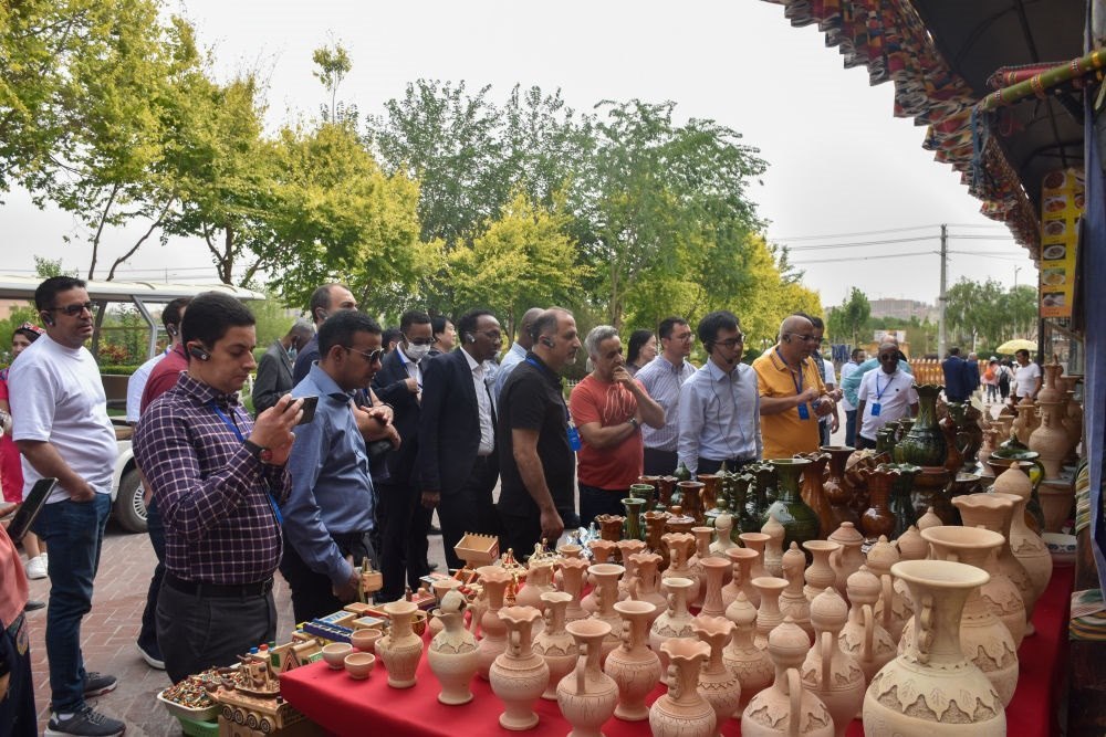 2023年5月31日，阿拉伯國家聯(lián)盟代表團一行在新疆喀什古城參觀訪問。新華社記者 高晗 攝