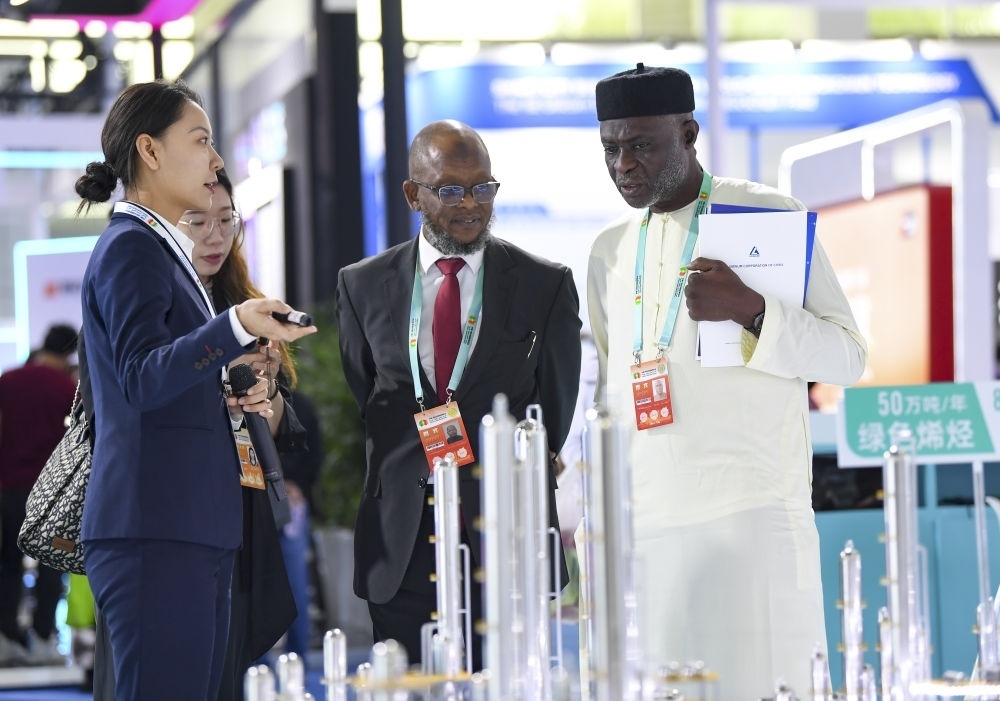 2023年9月22日，嘉賓在第六屆中阿博覽會上了解清潔能源項目。新華社記者 馮開華 攝