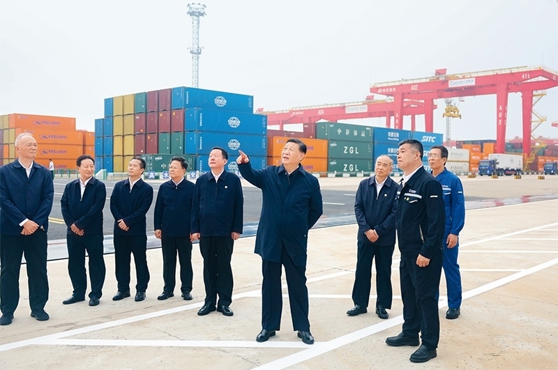 2024年5月22日至24日，中共中央總書記、國(guó)家主席、中央軍委主席習(xí)近平在山東考察。這是22日下午，習(xí)近平在日照港察看全自動(dòng)化集裝箱碼頭作業(yè)場(chǎng)景。 新華社記者 鞠鵬/攝