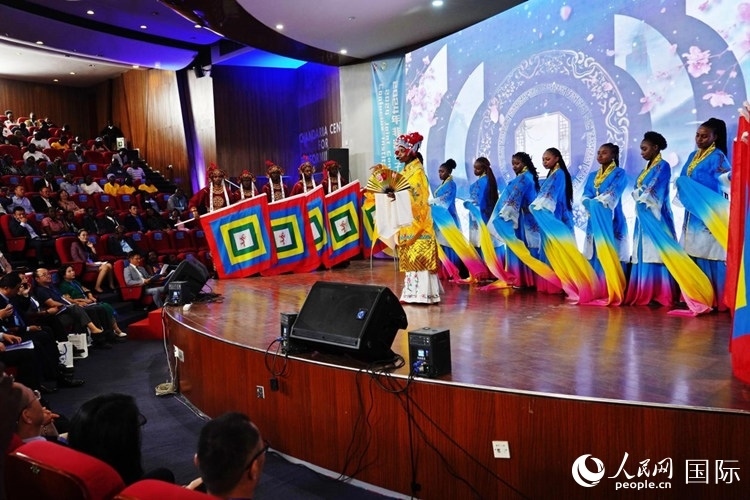 開(kāi)幕式前，內(nèi)羅畢大學(xué)孔子學(xué)院學(xué)生進(jìn)行文藝表演。人民網(wǎng)記者 黃煒鑫攝