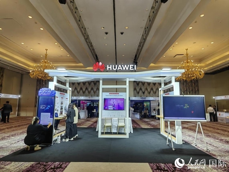 峰會(huì)現(xiàn)場(chǎng)，由泰國(guó)政府、中泰高校和客戶伙伴搭建的人才雙選會(huì)和伙伴展臺(tái)開(kāi)放。人民網(wǎng)記者 楊一攝