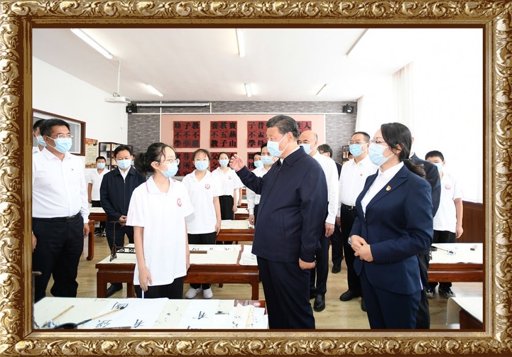 2021年9月13日至14日，習(xí)近平總書記在陜西省榆林市考察。14日上午，習(xí)近平在綏德實(shí)驗(yàn)中學(xué)考察時(shí)，同正在練習(xí)書法的學(xué)生親切交流。