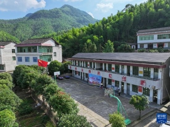 這是5月28日拍攝的湖南省衡陽市衡陽縣岣嶁鄉(xiāng)妙溪小學(xué)（無人機(jī)照片）。