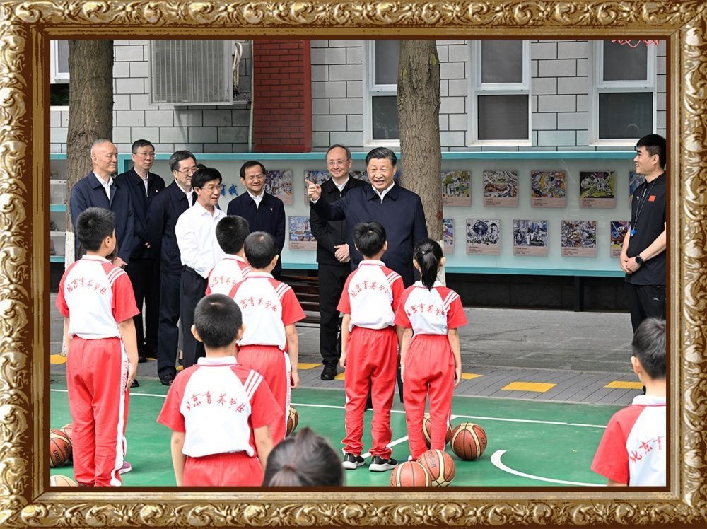 2023年5月31日上午，習(xí)近平總書記來到北京育英學(xué)?？赐繂枎熒诨@球場同正在上體育課的小學(xué)生們親切交流。習(xí)近平親切地說：“現(xiàn)在生活條件好了，孩子們不是要吃得胖胖的，而是要長得壯壯的、練得棒棒的?！? width=