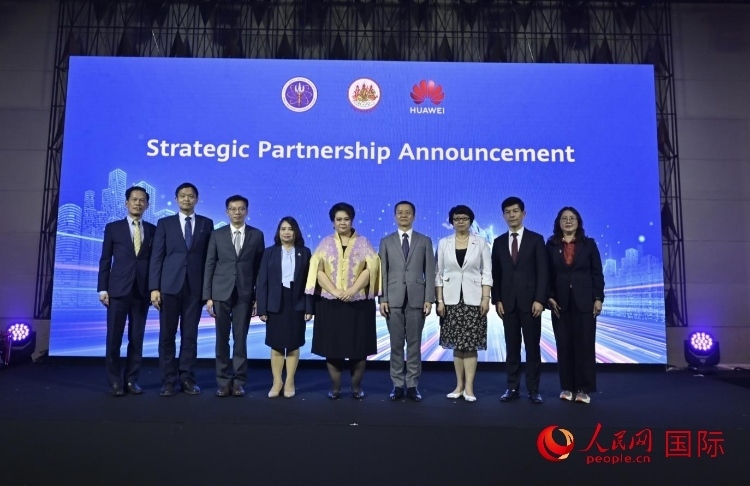 數(shù)字人才峰會現(xiàn)場。左五為泰國高等教育、科學(xué)、研究和創(chuàng)新部長素巴瑪·伊沙拉帕迪，右三中國駐泰國大使館教育參贊許蘭，右四為華為泰國技術(shù)有限公司總經(jīng)理李雄偉。人民網(wǎng)記者 簡承淵攝