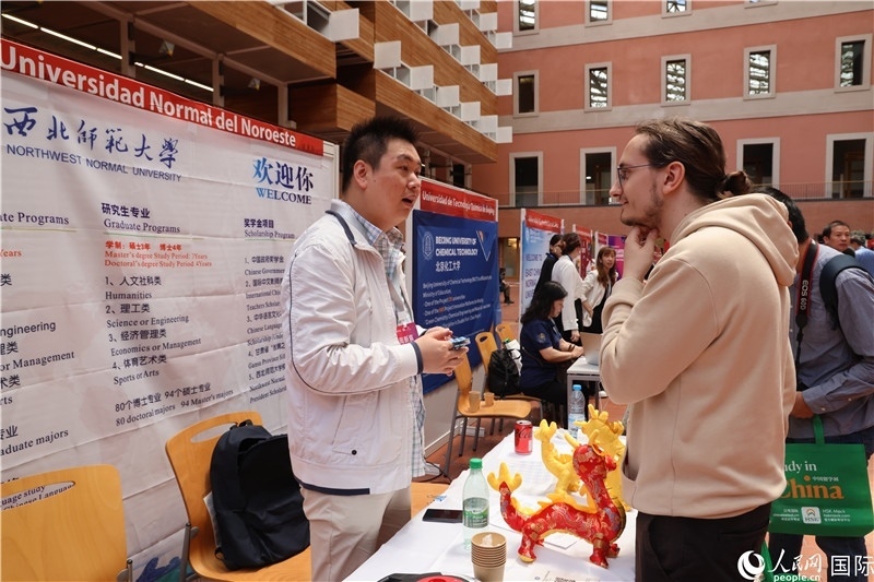 西班牙應屆畢業(yè)生在展臺前咨詢。人民網(wǎng)記者 顏歡攝