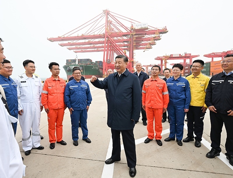 △2024年5月22日，習(xí)近平總書記在山東省日照港親切慰問港口科技工作者、運(yùn)營人員、航運(yùn)人員。