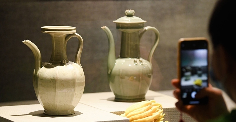 2021年9月14日，浙江省博物館，觀眾在拍攝北宋龍泉窯執(zhí)壺（左）和龍泉青瓷藝人劉杰制作的執(zhí)壺。