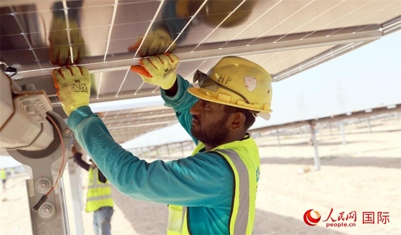 工人正在安裝光伏面板。人民網(wǎng)記者 管克江攝