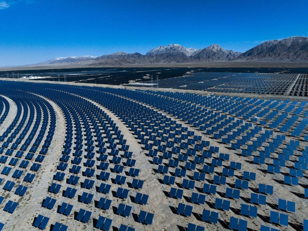 這是2024年4月23日在青海省海西蒙古族藏族自治州德令哈市光伏（光熱）產(chǎn)業(yè)園拍攝的光熱電站（無人機(jī)照片）。新華社記者 張龍 攝