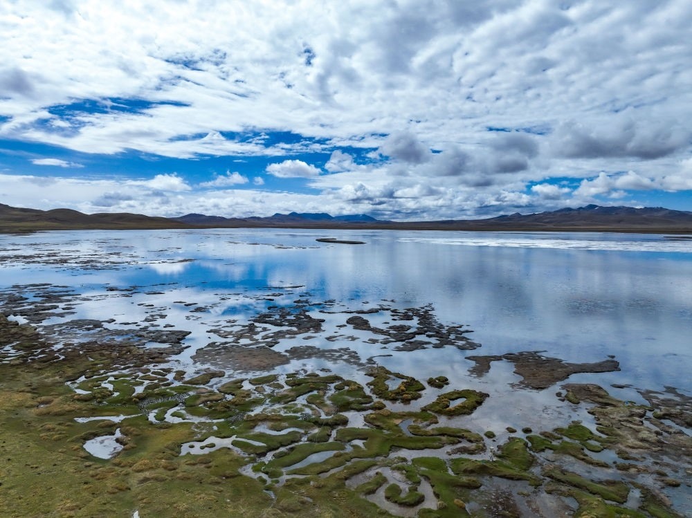 這是2024年5月26日在長江源頭地區(qū)拍攝的班德湖一角（無人機(jī)照片）。新華社記者 張龍 攝