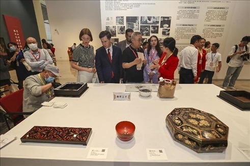 2023年5月28日，北京，推光漆器匠人為駐華使節(jié)展示技藝。