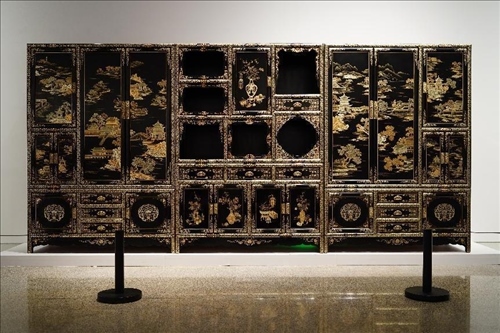 2023年7月9日，北京，中國(guó)工藝美術(shù)館·中國(guó)非物質(zhì)文化遺產(chǎn)館，“山西特色專業(yè)鎮(zhèn)·平遙非遺雙寶中華行”展覽展出的推光漆器作品。