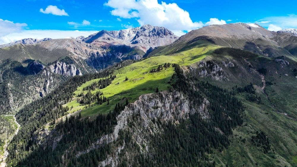 這是2023年6月18日在青海省玉樹藏族自治州囊謙縣拍攝的風(fēng)光（無人機(jī)照片）。新華社記者 張龍 攝