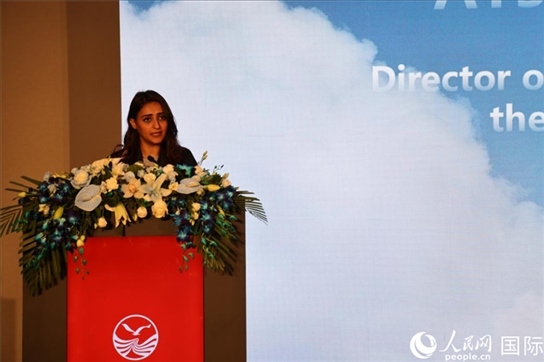 阿聯(lián)酋經(jīng)濟部旅游司司長艾莎·阿菲菲致辭。人民網(wǎng)記者張志文攝