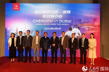 與會嘉賓合影留念。人民網(wǎng)記者張志文攝