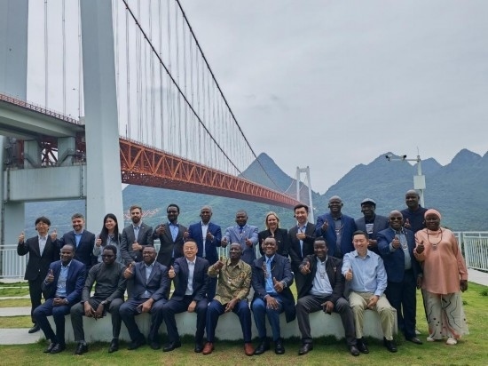 使節(jié)團與壩陵河大橋合影。新華社記者 吳思 攝