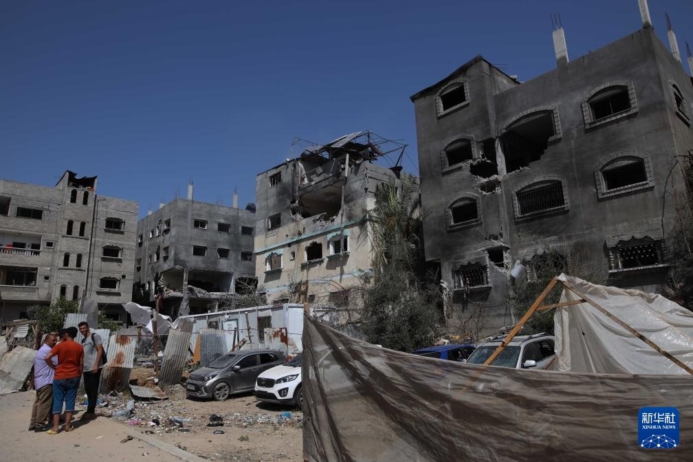 這是6月8日在加沙地帶中部努賽賴特難民營拍攝的在以軍襲擊中受損嚴重的房屋及車輛。新華社發(fā)（馬爾萬·達烏德攝）