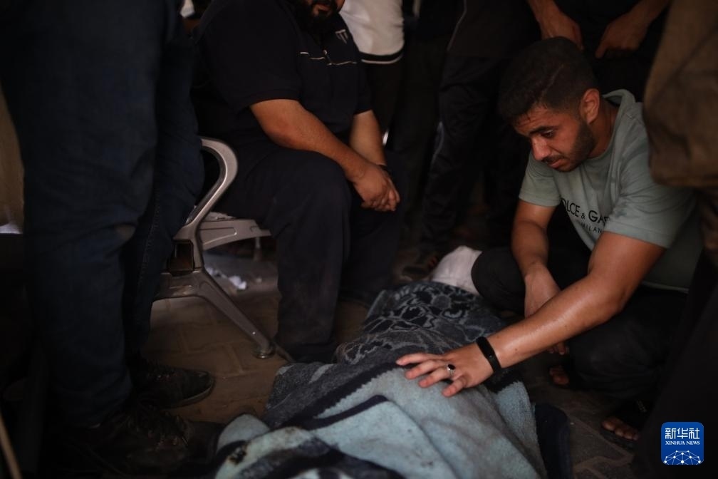 這是6月8日在加沙地帶中部努賽賴特難民營拍攝的以軍襲擊受害者。新華社發(fā)（馬爾萬·達烏德攝）