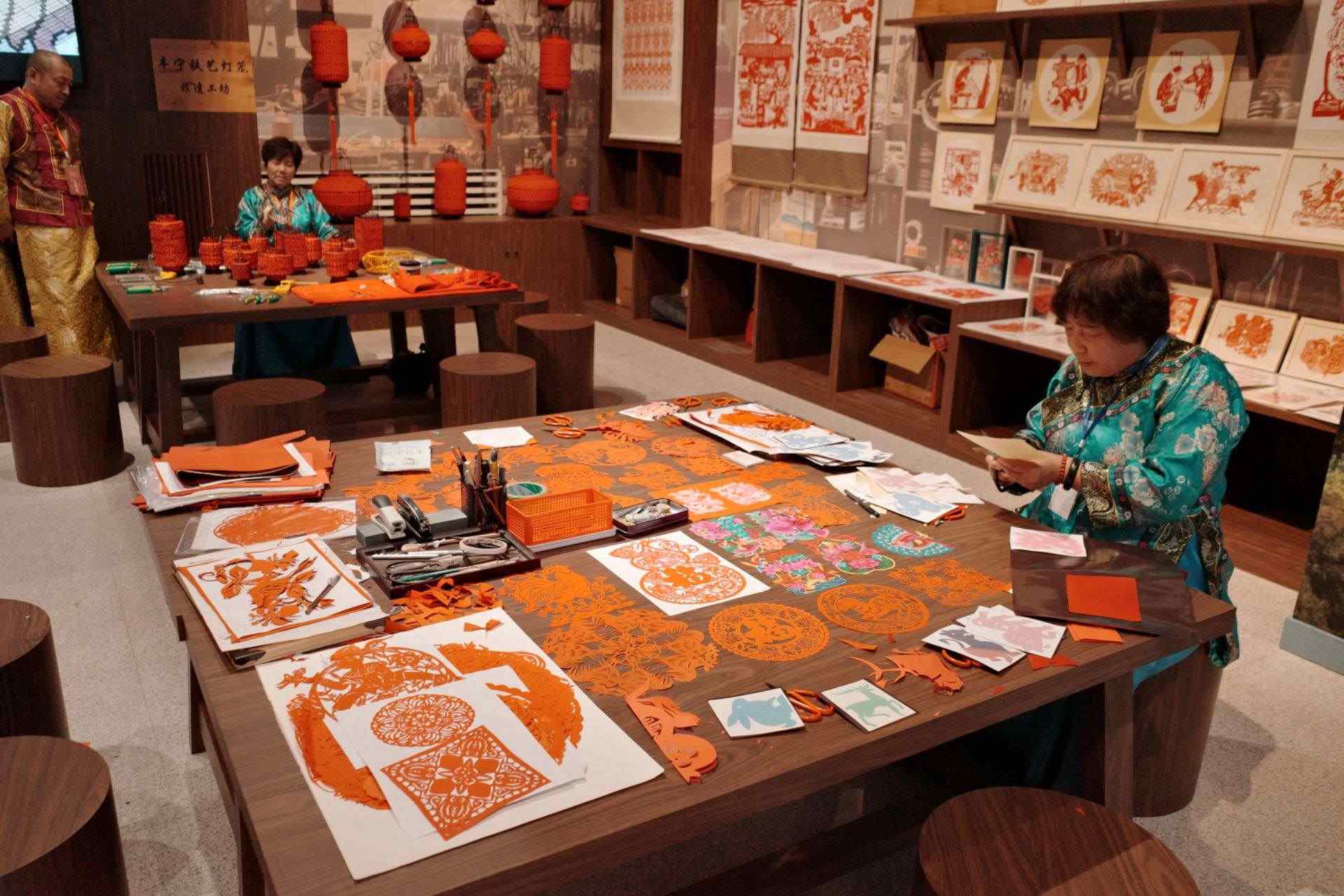 “氣象萬千——中國非遺保護(hù)實(shí)踐主題展”上，非遺傳承人現(xiàn)場(chǎng)展示。人民網(wǎng)記者 劉微攝