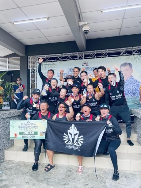 全體隊(duì)員歡慶取得混合組冠軍。組委會(huì)供圖