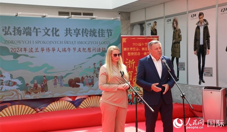 皮耶霍欽斯基（右）在活動上致辭。人民網(wǎng)記者 李增偉攝