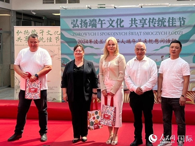 向波蘭友人發(fā)放端午節(jié)慰問品。人民網(wǎng)記者 李增偉攝