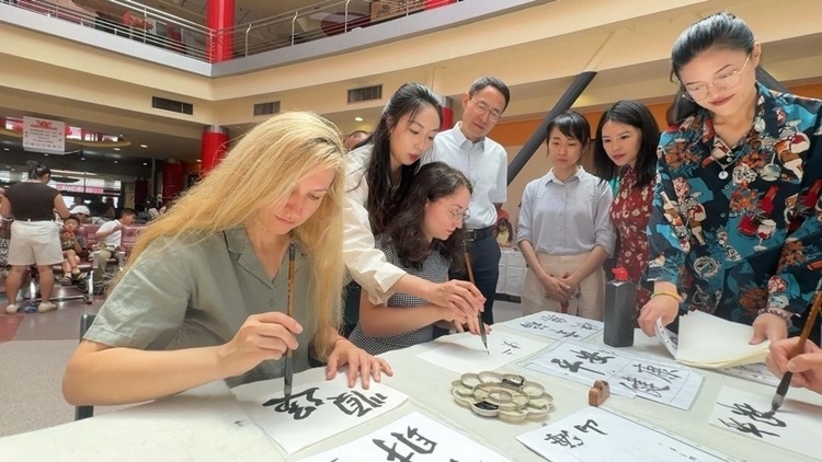 羅馬尼亞友人在活動現(xiàn)場學寫漢字。中國駐羅馬尼亞大使館領僑處供圖