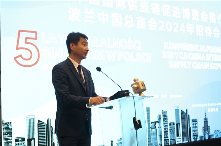 波蘭中國總商會會長胡新元致辭。