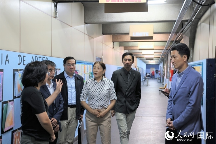 中國駐里約總領(lǐng)館商務(wù)參贊敬艷輝（右一）等嘉賓在里約孔院中方院長孫艷萍（左一）帶領(lǐng)下，參觀薩繆爾·韋納公立學(xué)校的中文教室，了解該校中文教學(xué)軟硬件設(shè)施。人民網(wǎng)記者 時(shí)元皓攝