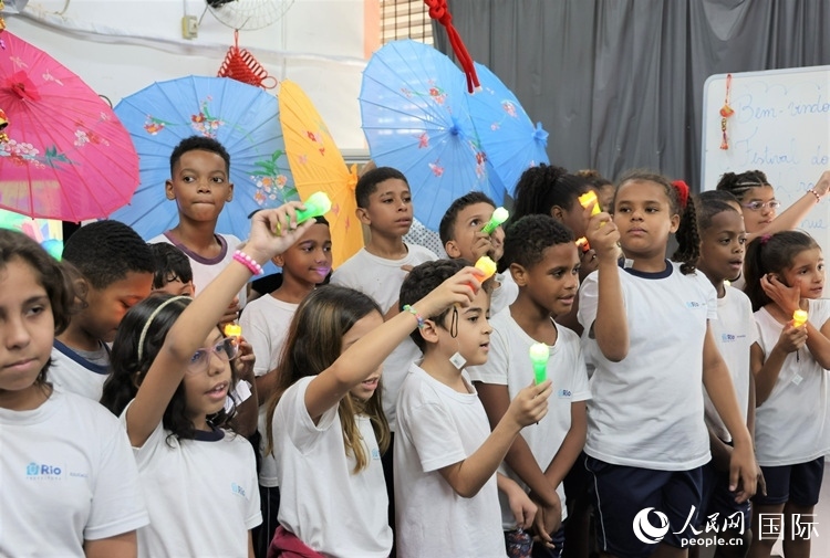 端午節(jié)活動(dòng)在里約薩繆爾·韋納公立學(xué)校舉辦，該校師生合唱中文歌曲。 人民網(wǎng)記者 時(shí)元皓攝