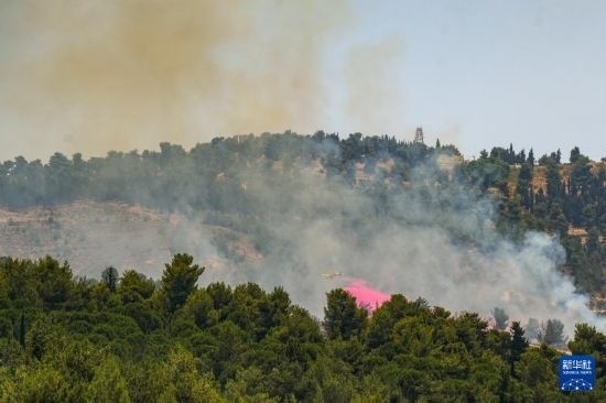 6月12日，以色列北部加利利地區(qū)遭受火箭彈襲擊后冒出滾滾濃煙。新華社發(fā)（阿亞爾·馬戈林?jǐn)z/基尼圖片社）