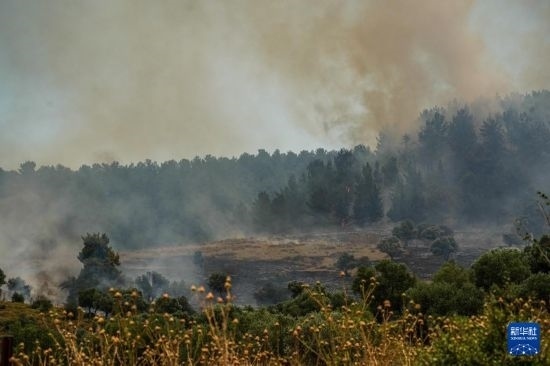  6月12日，以色列北部加利利地區(qū)遭受火箭彈襲擊后冒出滾滾濃煙。新華社發(fā)（阿亞爾·馬戈林?jǐn)z/基尼圖片社）