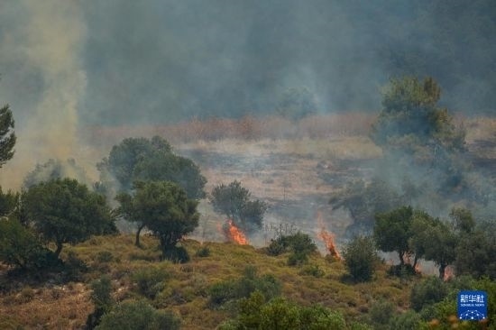 6月12日，以色列北部加利利地區(qū)遭受火箭彈襲擊后冒出滾滾濃煙。新華社發(fā)（阿亞爾·馬戈林?jǐn)z/基尼圖片社）