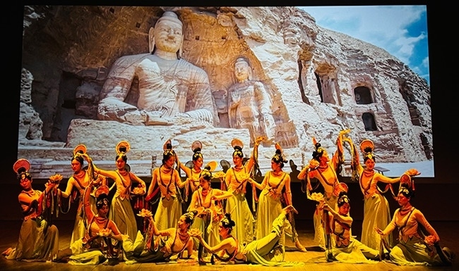 展演現(xiàn)場，同學(xué)們在表演節(jié)目《云岡飛天印象》。校方供圖