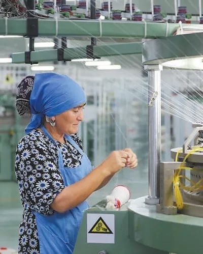 在針織毛坯車間，當?shù)毓と苏诮泳€。胡澤曦攝