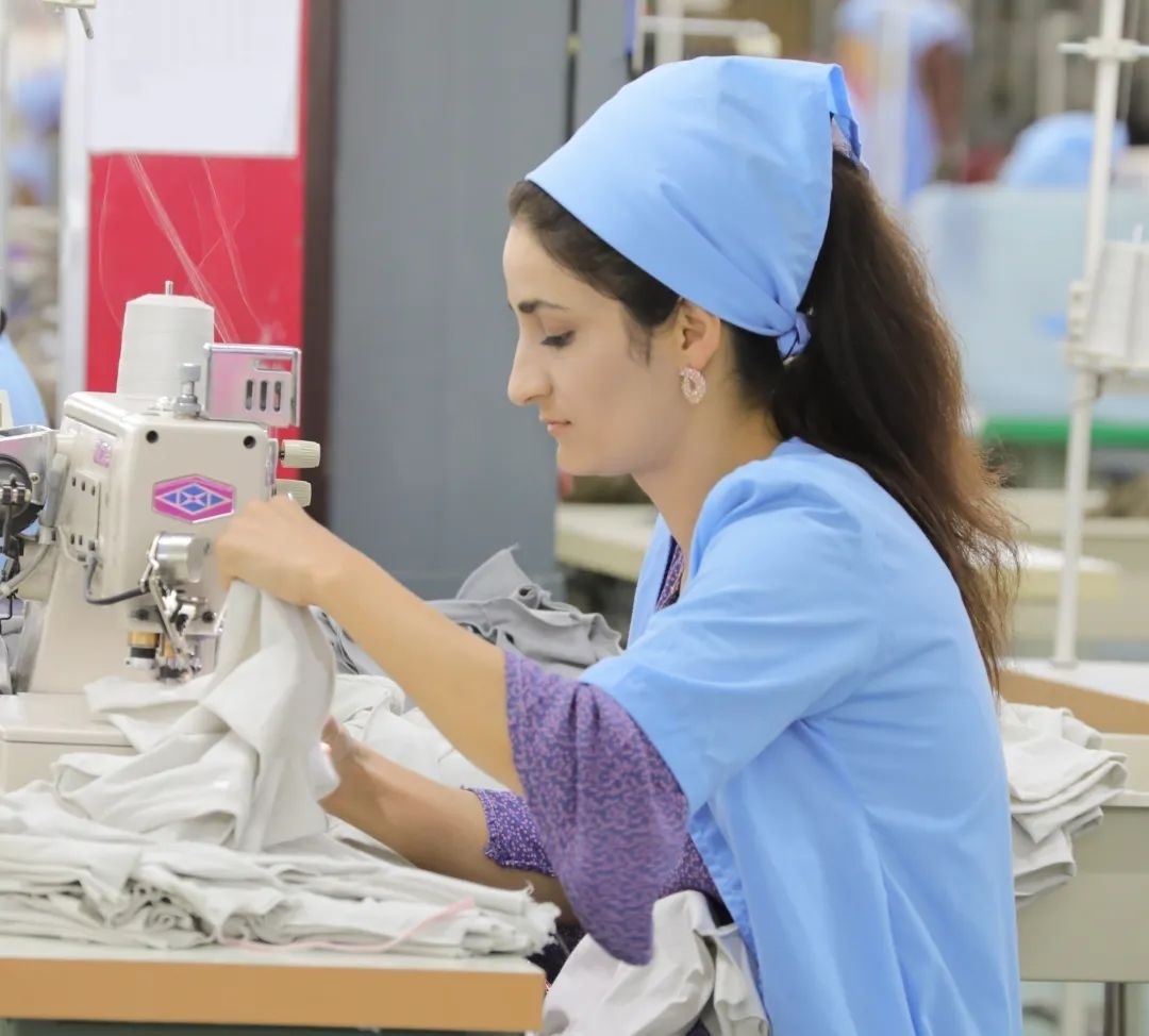 當?shù)毓と苏谶M行成衣縫紉。胡澤曦攝