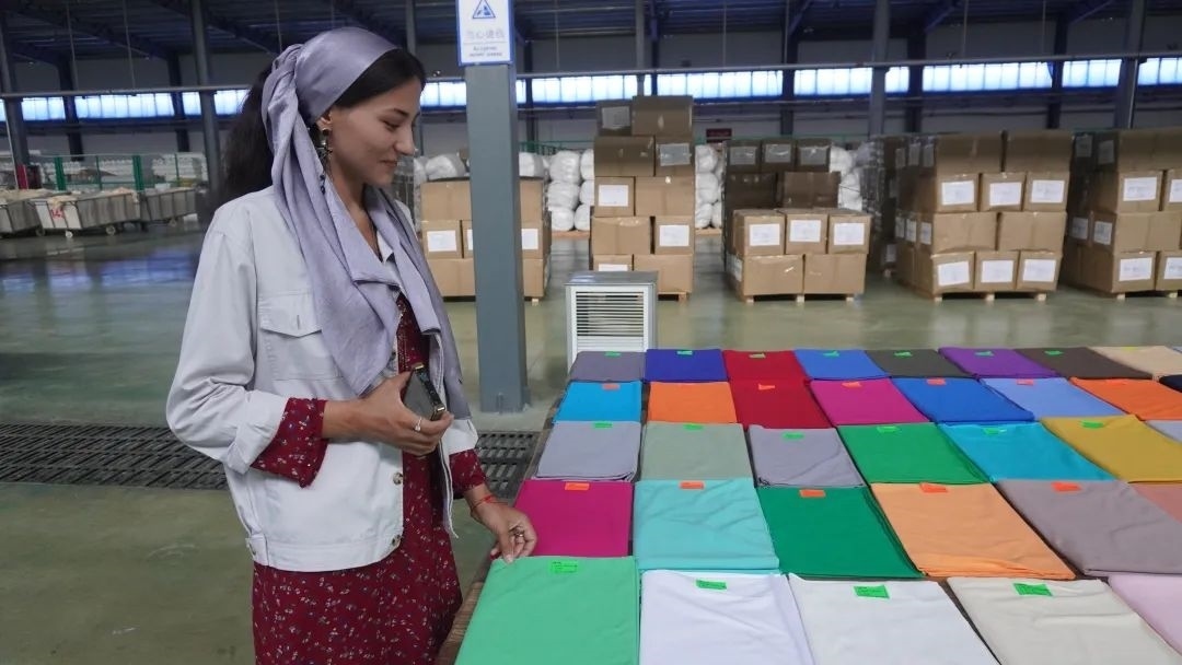 當?shù)毓と苏跈z驗成品。曲頌攝